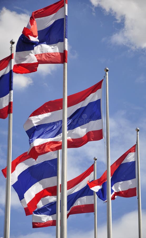 Meerdere Thaise nationale vlaggen gemonteerd op hoge zilveren masten stock foto's