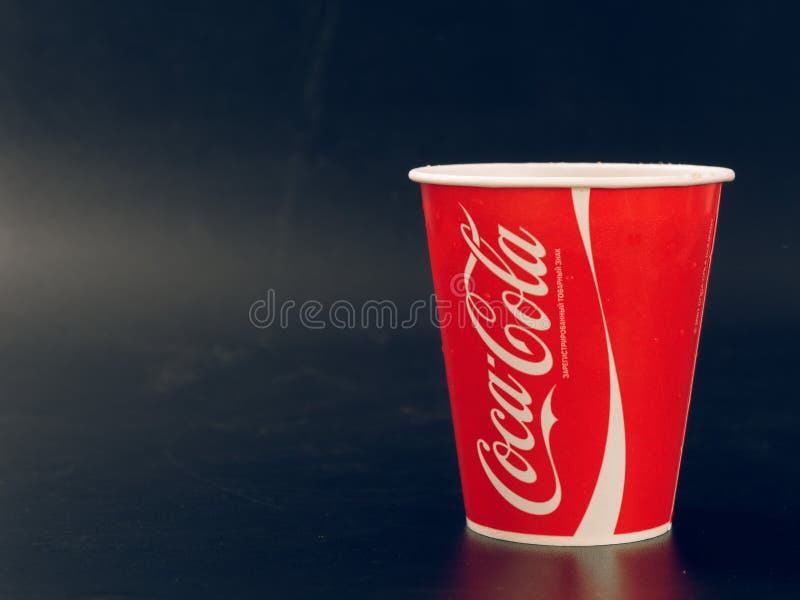 https://thumbs.dreamstime.com/b/gomel-belarus-february-coca-cola-drink-red-paper-cup-dark-background-138709185.jpg