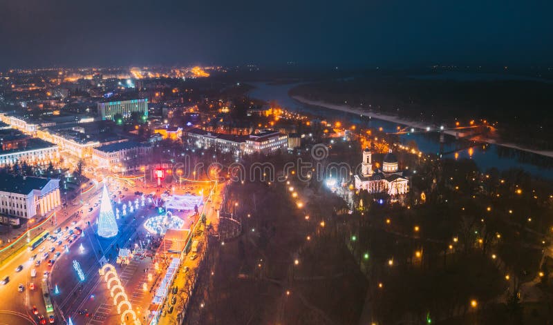 Gomel, Bielorrusia Principal Árbol De Navidad E Iluminación Festiva En Plaza En Homel Año Nuevo En Bielorrusia Vista nocturna aér imágenes de archivo libres de regalías Gomel, Bielorrusia Principal Árbol De Navidad E Iluminación Festiva En Plaza En Homel Año Nuevo En Bielorrusia Vista nocturna aér imágenes de archivo libres de regalías