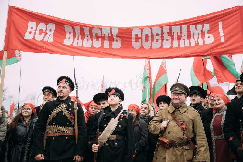 Gomel Vitryssland Reenactors i form av soldat- och sjömanställningen