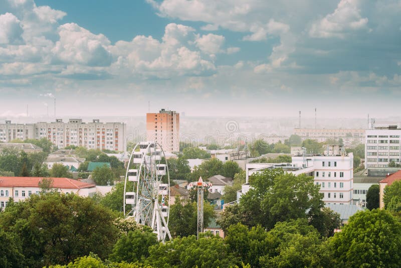 Gomel, Wit-Rusland Cityscape en Architectuur Hoogste Luchtmening van Ferris Wheel Among Green Trees-Kronen en Oude Sovjet royalty-vrije stock fotografie Gomel, Wit-Rusland Cityscape en Architectuur Hoogste Luchtmening van Ferris Wheel Among Green Trees-Kronen en Oude Sovjet royalty-vrije stock fotografie