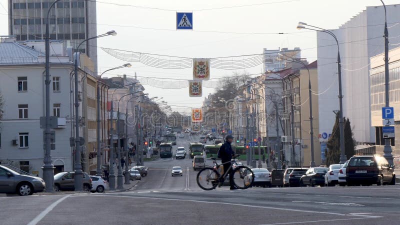 Gomel λευκορωσία απρίλιος 19 2021 : κυκλοφορία αυτοκινήτων και πεζών στην πλατεία λένιν στο gomel 2021
