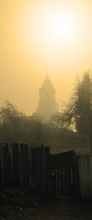 GOMEL, ΛΕΥΚΟΡΩΣΊΑ - 8 Μαρτίου 2017: Εκκλησία του Άγιου Βασίλη το Wonderworker το misty πρωί στοκ εικόνα με δικαίωμα ελεύθερης χρήσης GOMEL, ΛΕΥΚΟΡΩΣΊΑ - 8 Μαρτίου 2017: Εκκλησία του Άγιου Βασίλη το Wonderworker το misty πρωί στοκ εικόνα με δικαίωμα ελεύθερης χρήσης