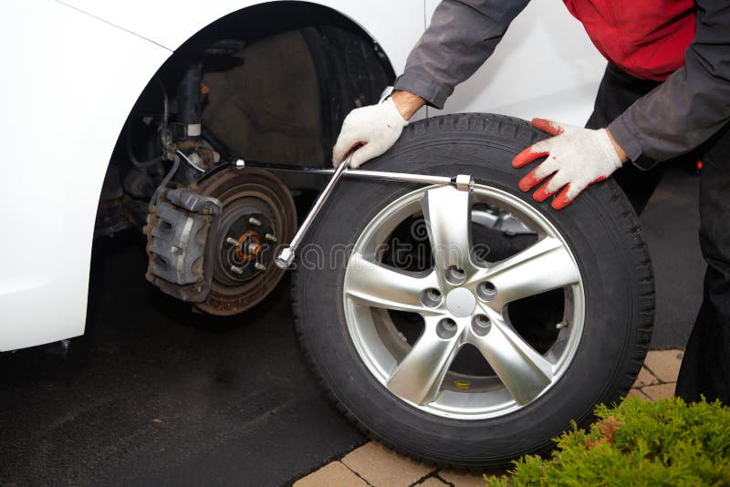 Meccanico che cambia una gomma immagine stock libera da diritti