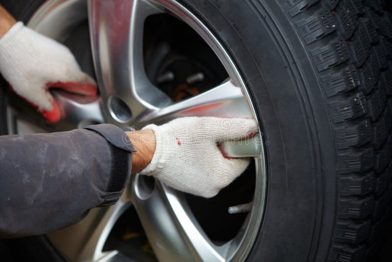 Meccanico che cambia una gomma fotografia stock libera da diritti