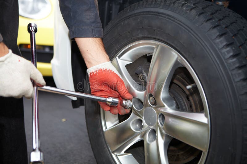 Meccanico che cambia una gomma fotografie stock libere da diritti