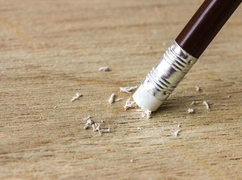 Gomma di matita che rimuove un errore scritto su legno fotografia stock Gomma di matita che rimuove un errore scritto su legno fotografia stock