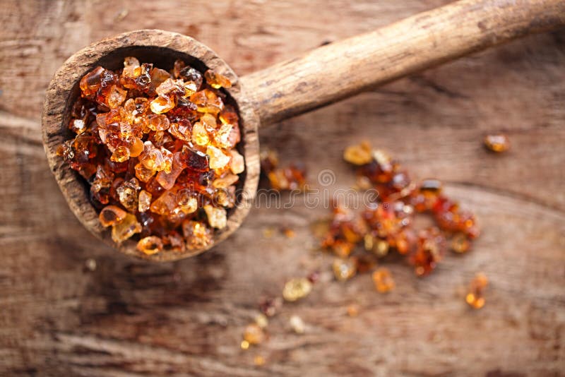 Gomme arabique, également connue sous le nom de gomme arabique - dans la vieille cuillère en bois