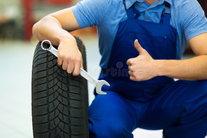 Meccanico che cambia pneumatici fotografia stock libera da diritti