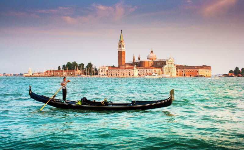 Gondel auf dem Kanal groß mit San Giorgio Maggiore bei Sonnenuntergang, Venedig, Italien stockfotos Gondel auf dem Kanal groß mit San Giorgio Maggiore bei Sonnenuntergang, Venedig, Italien stockfotos