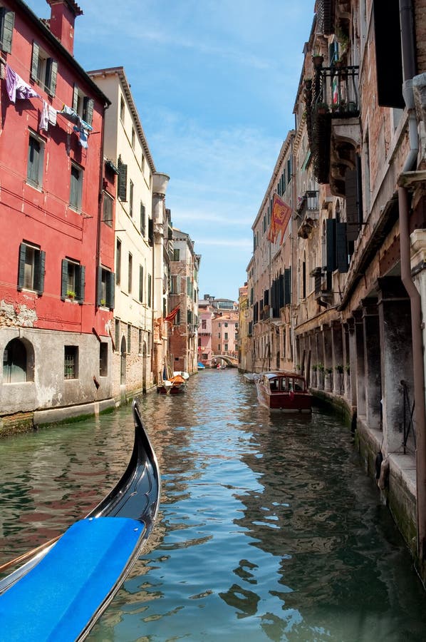 Gondel auf Kanal zwischen alten Häusern bei Venezia lizenzfreie stockfotografie Gondel auf Kanal zwischen alten Häusern bei Venezia lizenzfreie stockfotografie