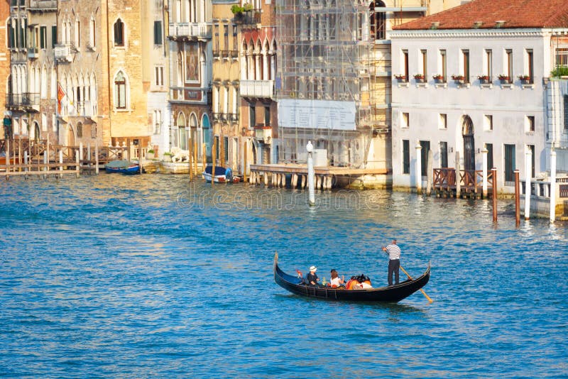 Gondel mit Touristensegeln auf Grand Canal, Venedig, Italien stockbilder Gondel mit Touristensegeln auf Grand Canal, Venedig, Italien stockbilder