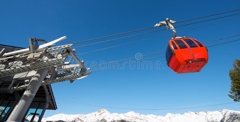 Gondelbahnansicht. Drahtseilbahn an einem Skiort in Andorra