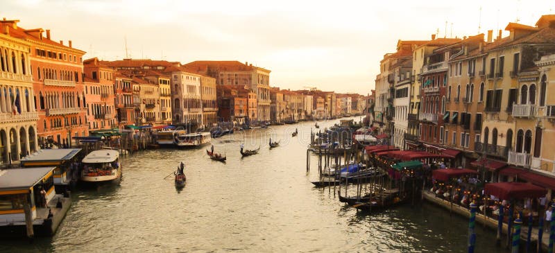 Gondeln mit Gondolieri- und Passagieraufstellung in Grand Canal -Ansicht von Brücke Ponte Rialto Rialto, Venedig bei Sonnenunterg lizenzfreie stockfotos Gondeln mit Gondolieri- und Passagieraufstellung in Grand Canal -Ansicht von Brücke Ponte Rialto Rialto, Venedig bei Sonnenunterg lizenzfreie stockfotos