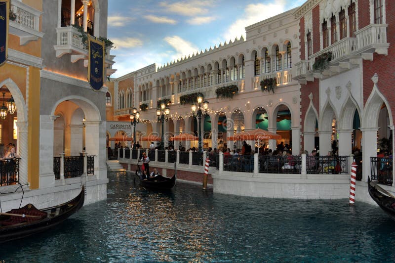 Gondels en rivier bij Venetiaans hotel Las Vegas stock foto Gondels en rivier bij Venetiaans hotel Las Vegas stock foto
