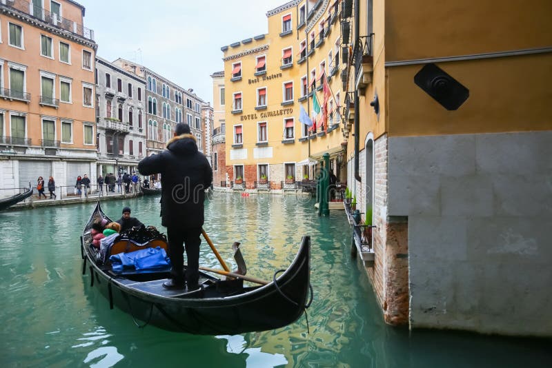 Gondol med turister i Venedig royaltyfri fotografi Gondol med turister i Venedig royaltyfri fotografi