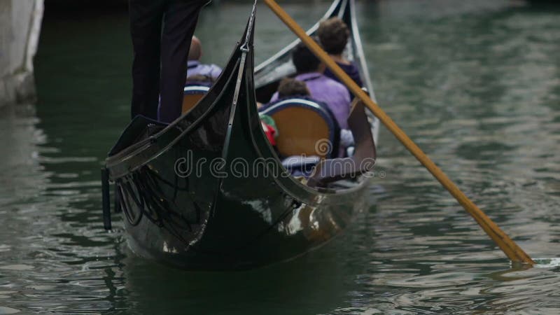 Gondol med turister som svävar på vatten, taxi för turister i Venedig, Italien