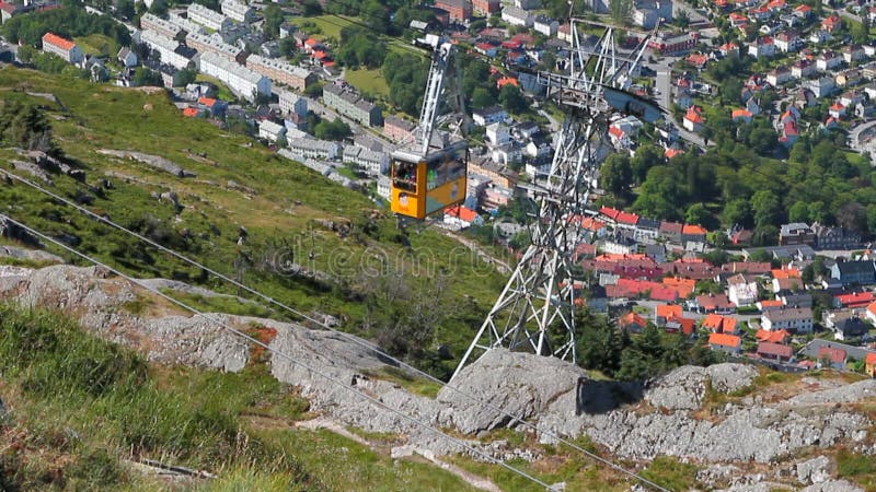 Gondola del ropeway una città sotto lei Bergen, Norvegia