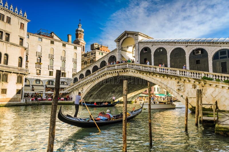 Gondola przy kantora mostem w Wenecja, Włochy