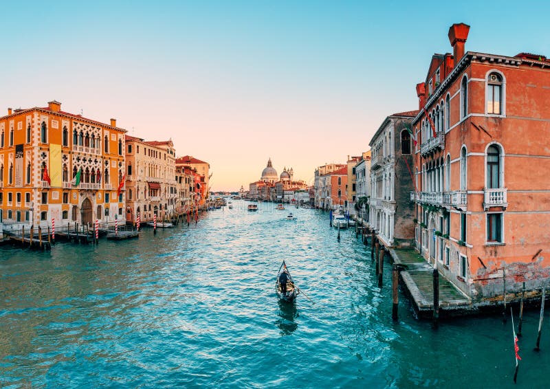 Gondola sul grande canale a Venezia fotografie stock libere da diritti Gondola sul grande canale a Venezia fotografie stock libere da diritti