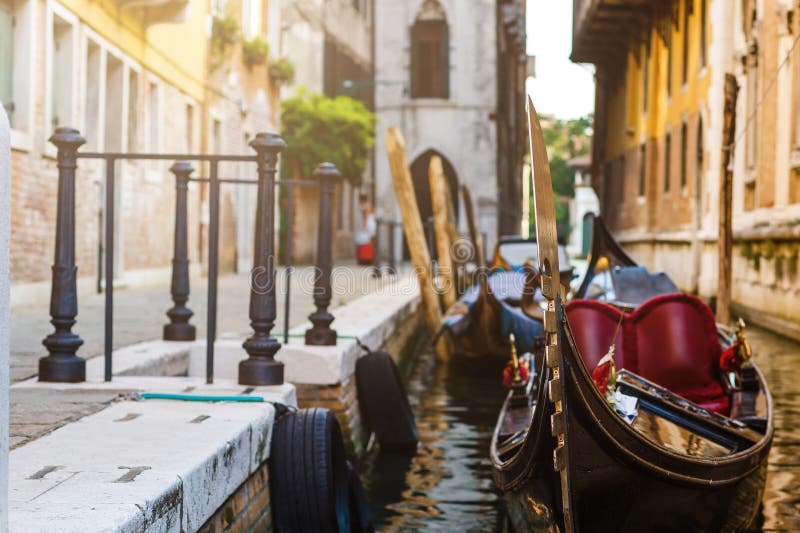 Gondolas parad nära st. markeringar kvadrat med plats arkivfoto