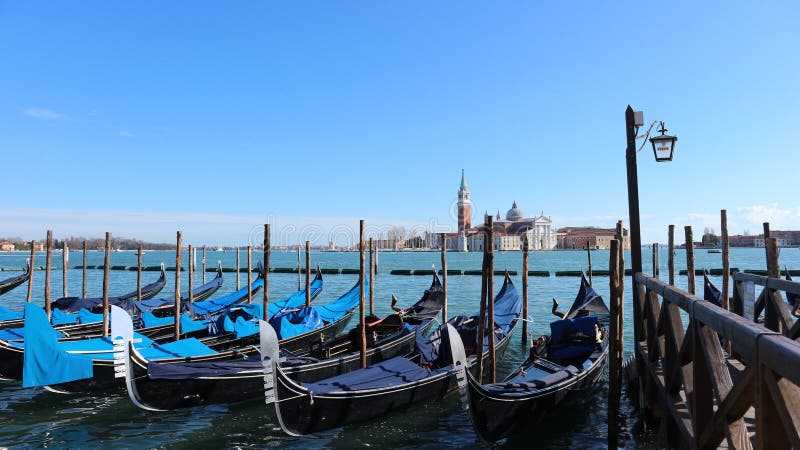 Gondolas parkerat på plats med sikte på royaltyfria foton