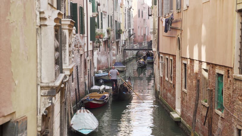 Gondole de gondole sur canal étroit à venise italie clips vidéos