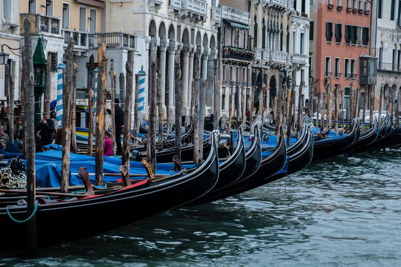 Gondole su Canale grande a Venezia fotografia stock libera da diritti Gondole su Canale grande a Venezia fotografia stock libera da diritti
