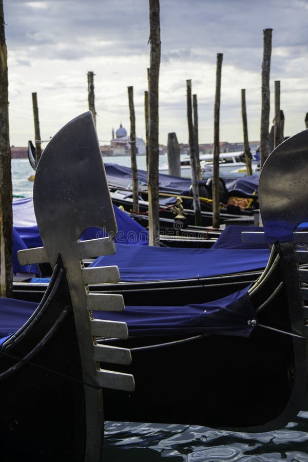 Gondoler i den Venedig lagun royaltyfri bild Gondoler i den Venedig lagun royaltyfri bild