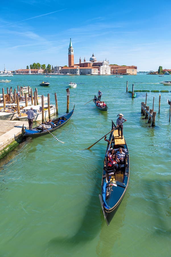 Gondoler med turister seglar i Venedig royaltyfria bilder Gondoler med turister seglar i Venedig royaltyfria bilder
