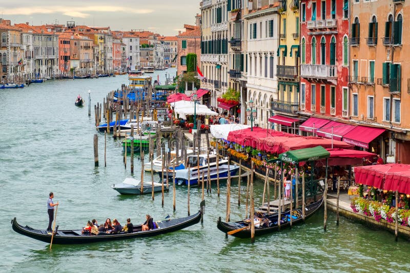 Gondoler och eleganta gamla slottar på Grand Canal i Venedig arkivfoton Gondoler och eleganta gamla slottar på Grand Canal i Venedig arkivfoton