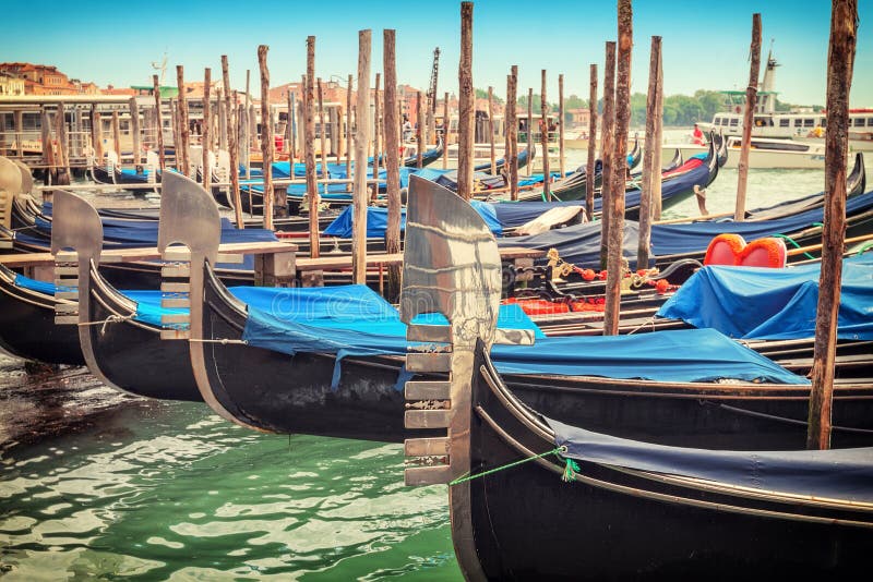 Gondoler parkerade nära St-fläckfyrkant av Venedig royaltyfri foto