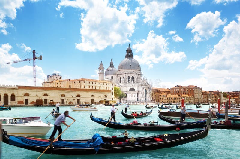 Gondoler på kanalen och basilikan Santa Maria della Salute, Venedig royaltyfria bilder Gondoler på kanalen och basilikan Santa Maria della Salute, Venedig royaltyfria bilder