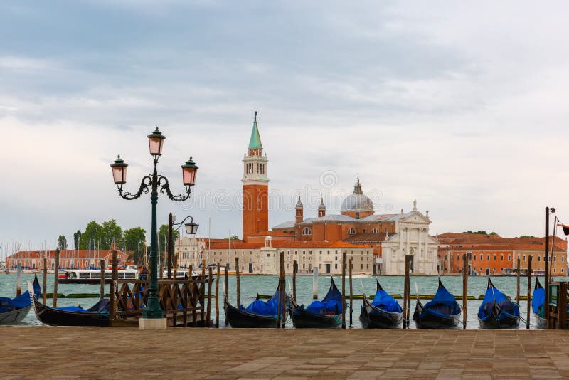 Gondoler på skymning i den Venedig lagun, Italia royaltyfria foton Gondoler på skymning i den Venedig lagun, Italia royaltyfria foton