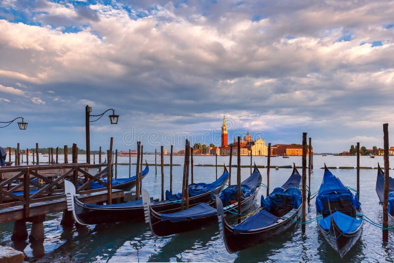 Gondoler på skymning i den Venedig lagun, Italia fotografering för bildbyråer Gondoler på skymning i den Venedig lagun, Italia fotografering för bildbyråer