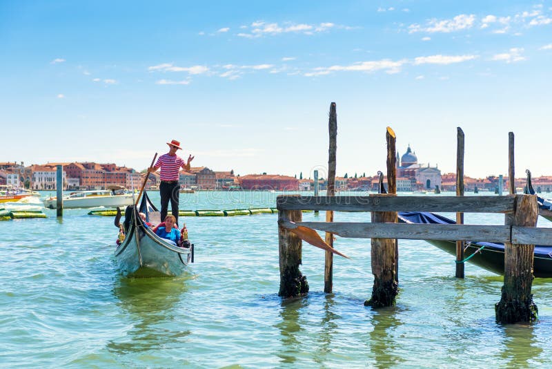Gondoler seglar längs den Venetian lagun royaltyfria bilder Gondoler seglar längs den Venetian lagun royaltyfria bilder