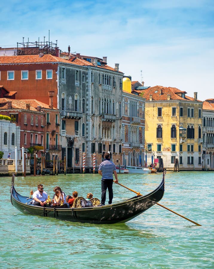 Gondoler seglar längs Grand Canal i Venedig arkivbild Gondoler seglar längs Grand Canal i Venedig arkivbild