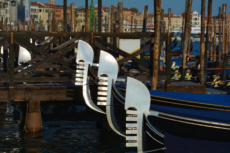 Gondoler som parkeras i St Mark & x27; s-fyrkant, Venedig royaltyfri foto