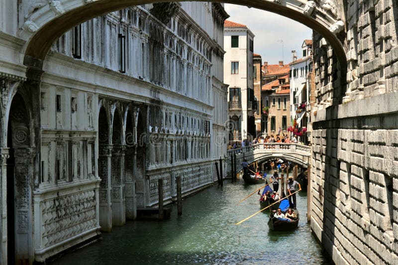 Gondoleros con los barcos en Venecia, Italia
