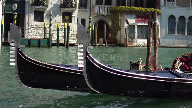 Gondoli łodzi parkować Gondola cumująca, Wenecja, Włochy Włoskie gondoli paddle łodzie dokowali w Wenecja, Veneto, Włochy
