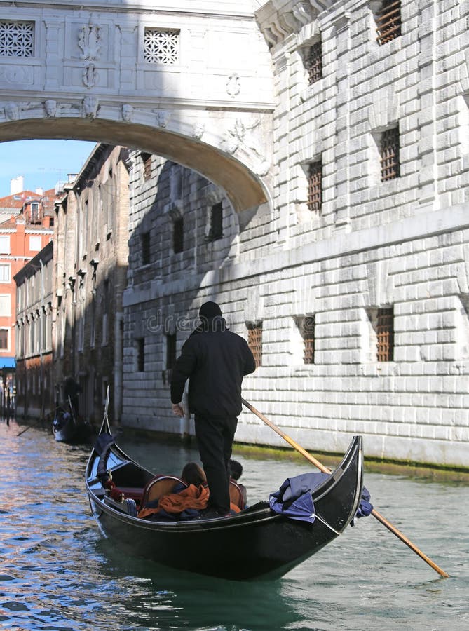 Gondolier στο κανάλι της γέφυρας των στεναγμών στη Βενετία στοκ φωτογραφίες