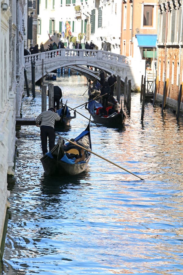 Gondolier στο κανάλι της γέφυρας των στεναγμών στη Βενετία στοκ εικόνες με δικαίωμα ελεύθερης χρήσης