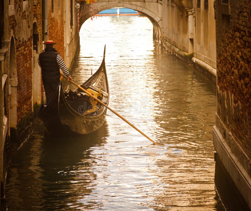 Gondolier της Βενετίας στο ηλιοβασίλεμα στοκ φωτογραφίες με δικαίωμα ελεύθερης χρήσης Gondolier της Βενετίας στο ηλιοβασίλεμα στοκ φωτογραφίες με δικαίωμα ελεύθερης χρήσης