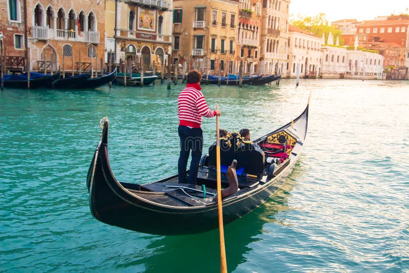 Gondoliere trägt Touristen auf Gondel Grand Canal von Venedig, Italien stockbilder Gondoliere trägt Touristen auf Gondel Grand Canal von Venedig, Italien stockbilder
