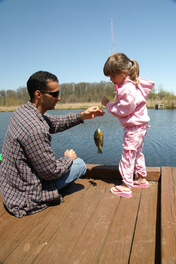 Un padre e una figlia di andare a pesca insieme.