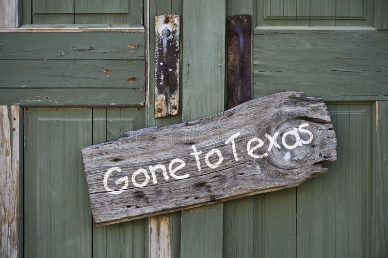 Primo piano di legno gone to Texas segno sulla porta chiusa.