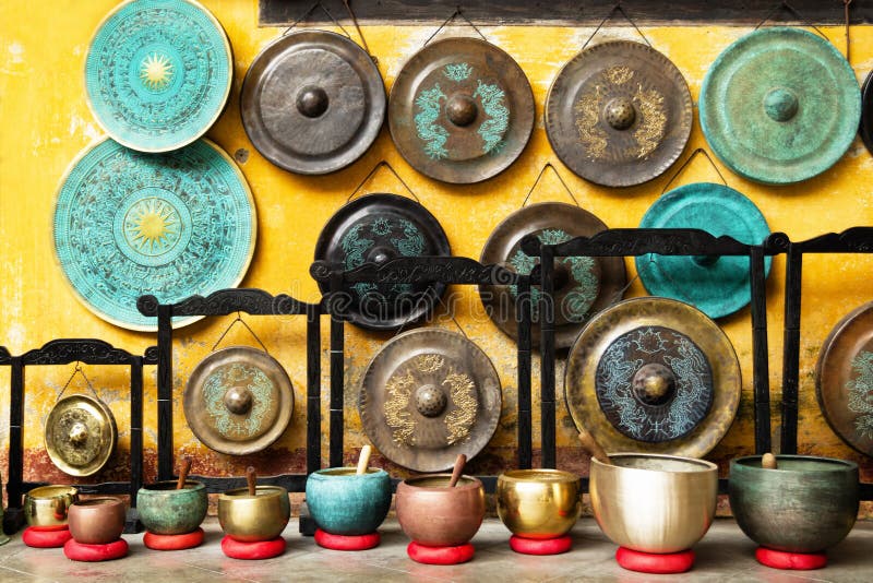 Gong e ciotole di canto - strumenti musicali asiatici tradizionali su un mercato di strada fotografia stock libera da diritti Gong e ciotole di canto - strumenti musicali asiatici tradizionali su un mercato di strada fotografia stock libera da diritti