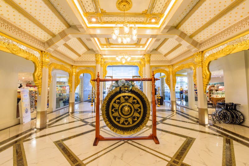 Gong per spettacoli all'interno del centro commerciale ICON Siam immagini stock Gong per spettacoli all'interno del centro commerciale ICON Siam immagini stock