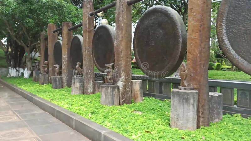 Gongs bols de chants et instruments de musique traditionnels asiatiques banque de vidéos