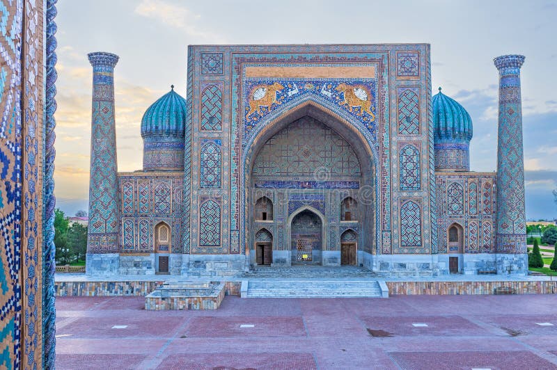 Antiguo su vistoso mosaico apariencia cómo palacio cuento de hadas en la luz,,.